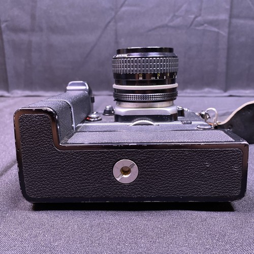Nikon F2 Photomic fotocamera reflex pellicola con obiettivo 28 mm, motori MD-2 e motori MB-1 - Foto 16 di 24