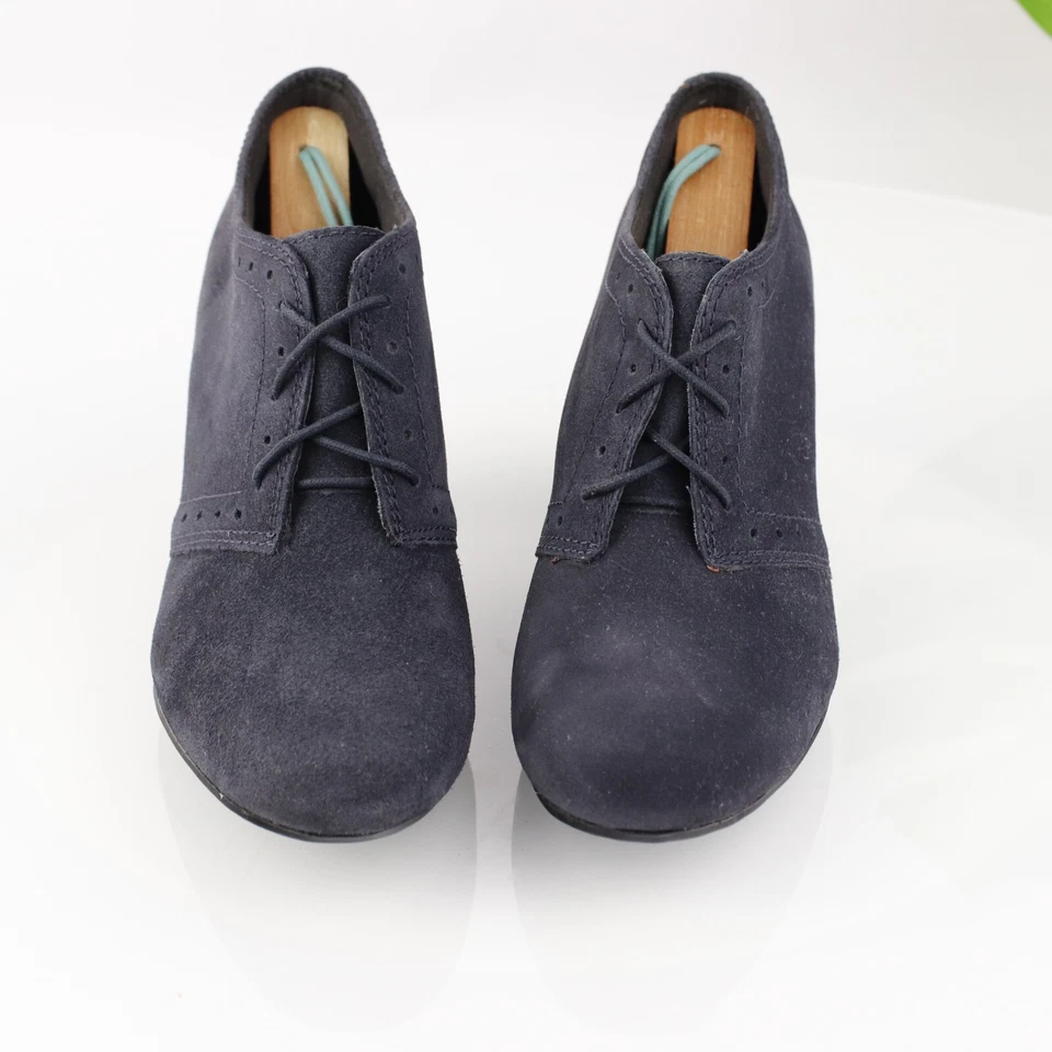 Bota Clarks para mujer zafiro Chloe talla 10 azul gamuza con cordones tacón bloque botín Foto 3 de 4