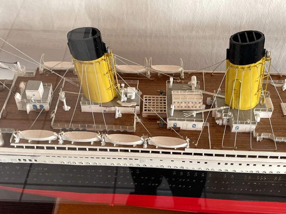 RMS Titanic Modell 110cm mit Holzsockel inkl. maßgefertigter Acrylvitrine - Bild 3 von 4