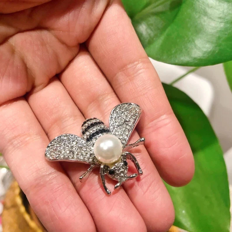 Broche de diseño de abeja de circonita cúbica simulada blanca y negra de 1,60 quilates en plata 935 Foto 2 de 4