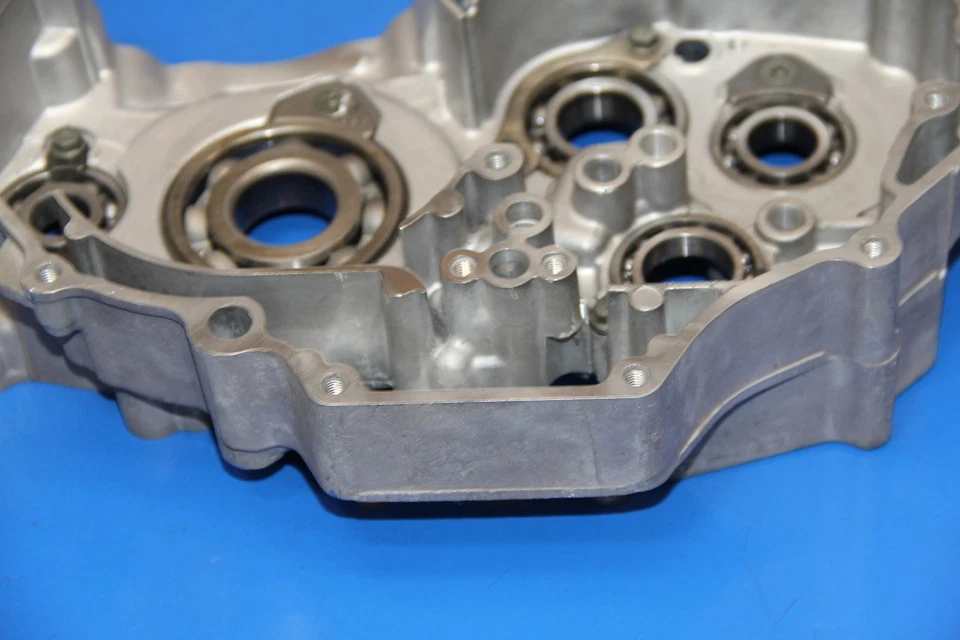 03-05 YZ450F YZ 450F 2005 lado derecho cárter cárter cárter medio extremo inferior Foto 3 de 4