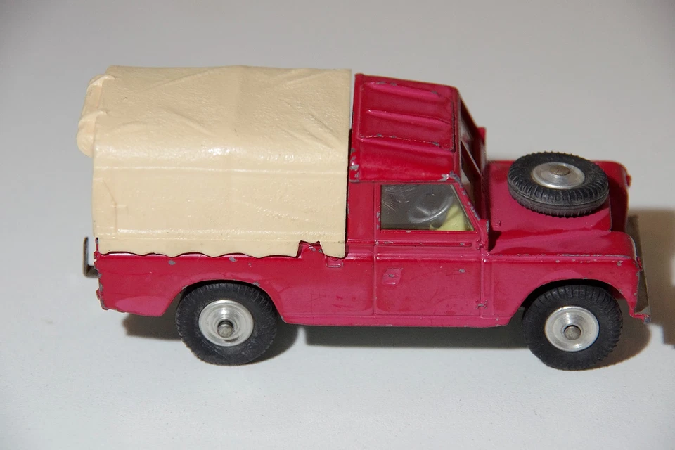 Corgi 109" WB Red Land Rover With Canopy Played With Condition No Box Die Cast - Image 3 of 4