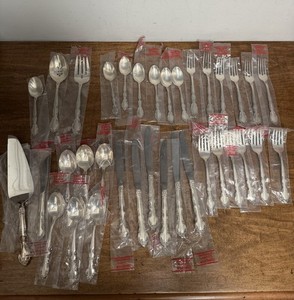 STERLING SILVER Heirloom by Oneida Flatware MOSTLY NEW! 1684 grams ( in plastic)