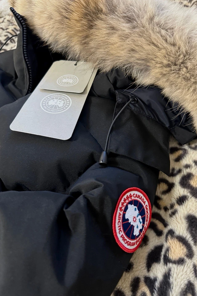 Women’s Canada Goose Chelsea Parka Coat Size Medium - Image 3 of 4
