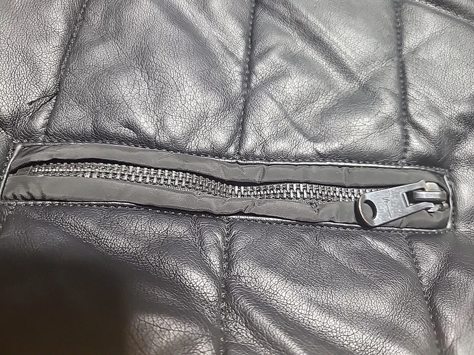 Chaleco acolchado forrado de cuero sintético con capucha Marc Anthony talla mediana Foto 3 de 4