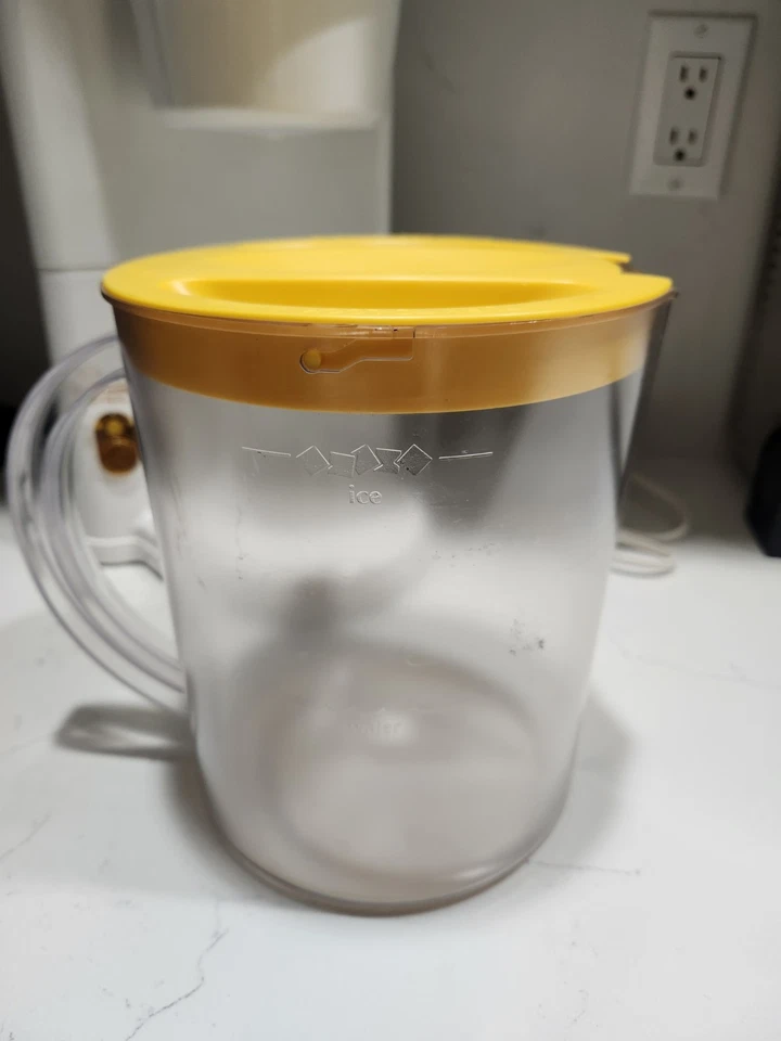 Máquina de chá gelada elétrica West Bend 3 QT branca e amarela - Imagem 2 de 4