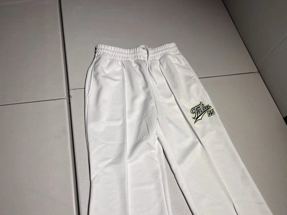 Calça feminina Fubu x Forever 21 pequena branca logotipo trilha poliéster costura interna 30” - Imagem 2 de 4