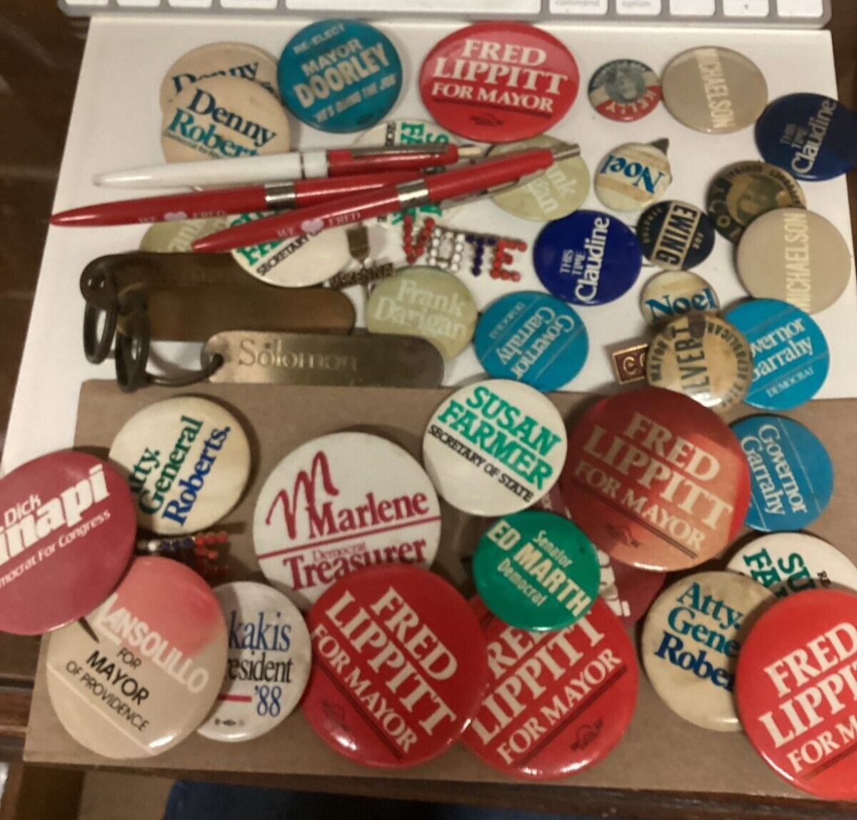 LOT VINTAGE POLITICAL PINS PENS KEYCHAINS ADVERTISEMENTS VOTE