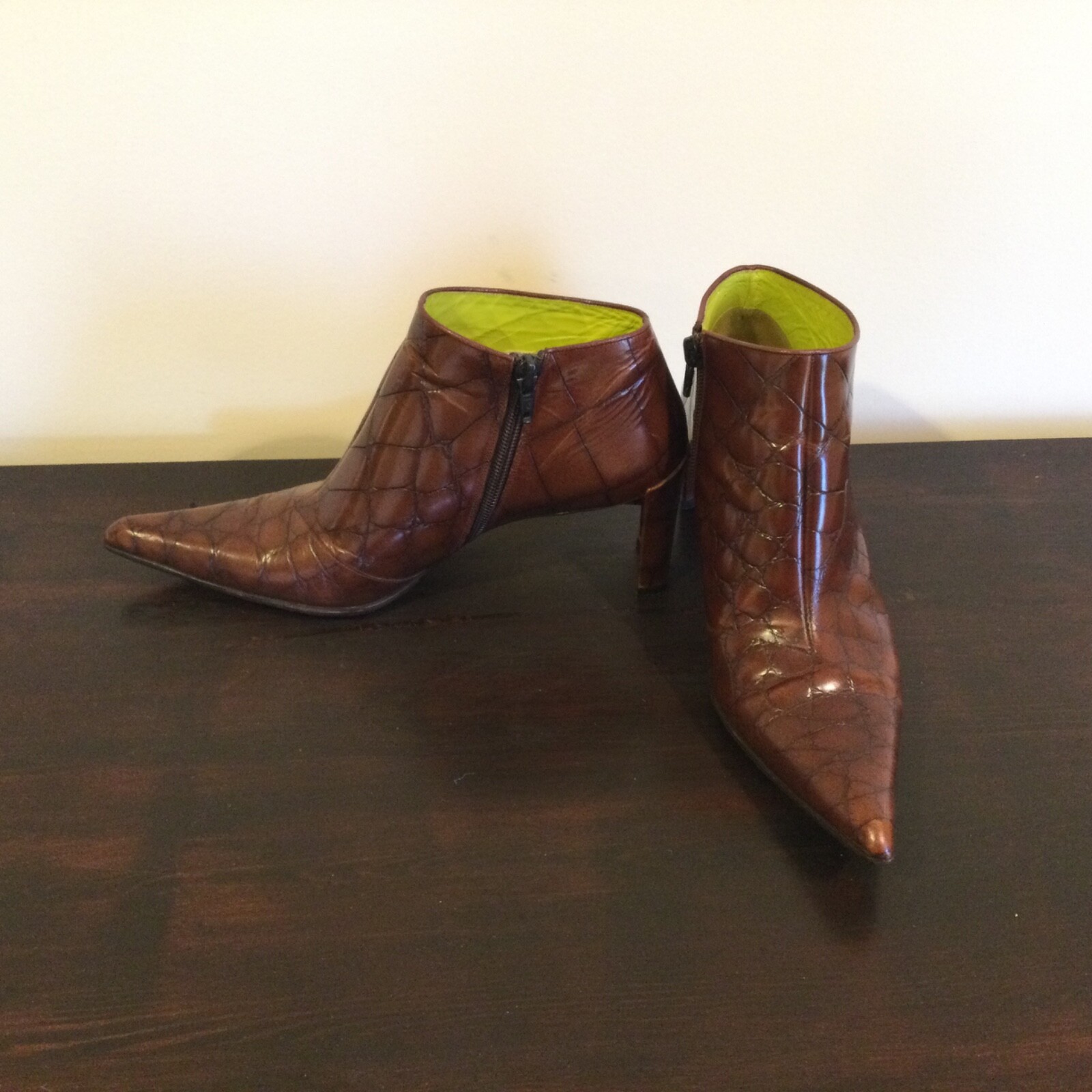 DKNY BROWN LEATHER CROCODILE STAMPED ANKLE BOOTS Size… Gem