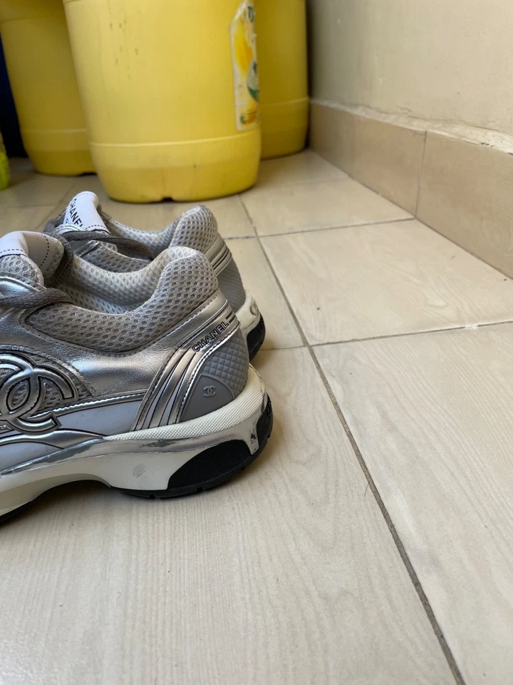 Chanel CC Logo Laminado Plata Blanco Zapatillas Talla 38 EU Foto 4 de 4