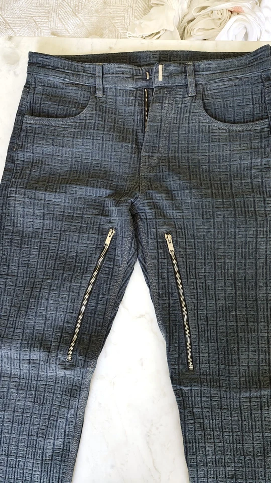 Jeans de mezclilla con monograma Givenchy 4G talla 31 Foto 2 de 4