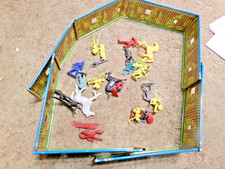 VINTAGE 8 PIECE METAL FORT WITH PLASTIC COWBOY AND INDIAN FIIIIGURES