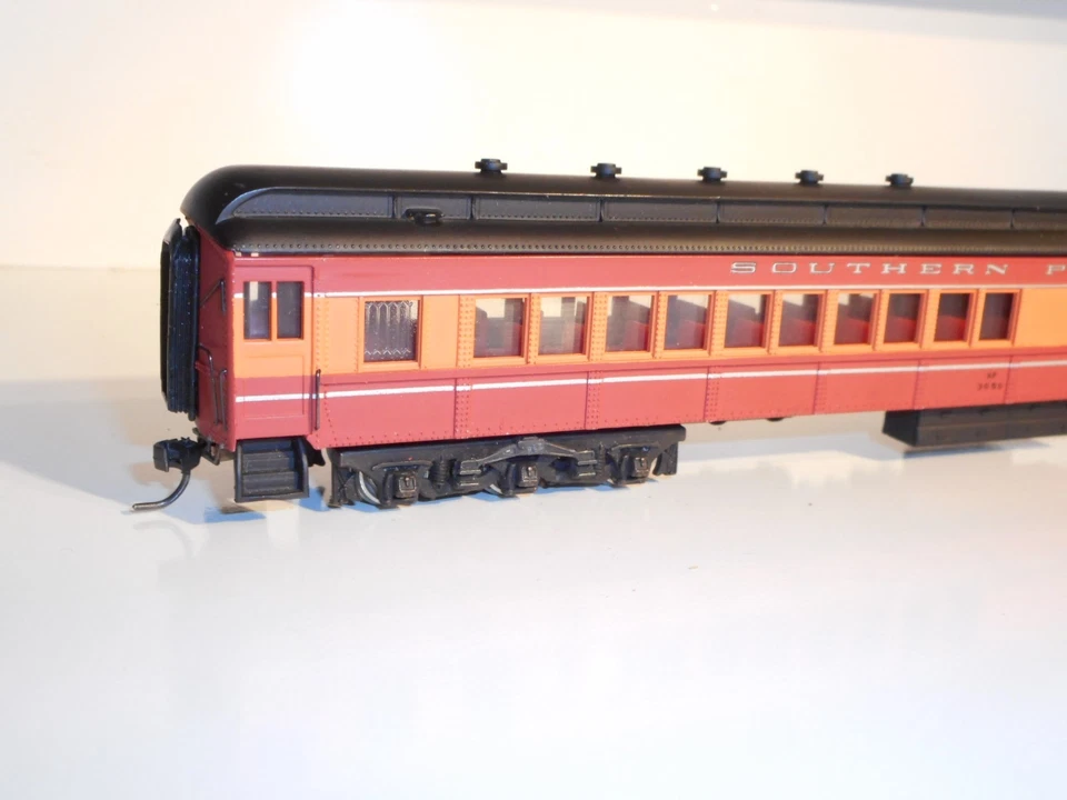 Bachmann Spectrum 89131 Southern Pacific Daylight 6 axled coach. Good Cond. HO. - Image 3 of 4