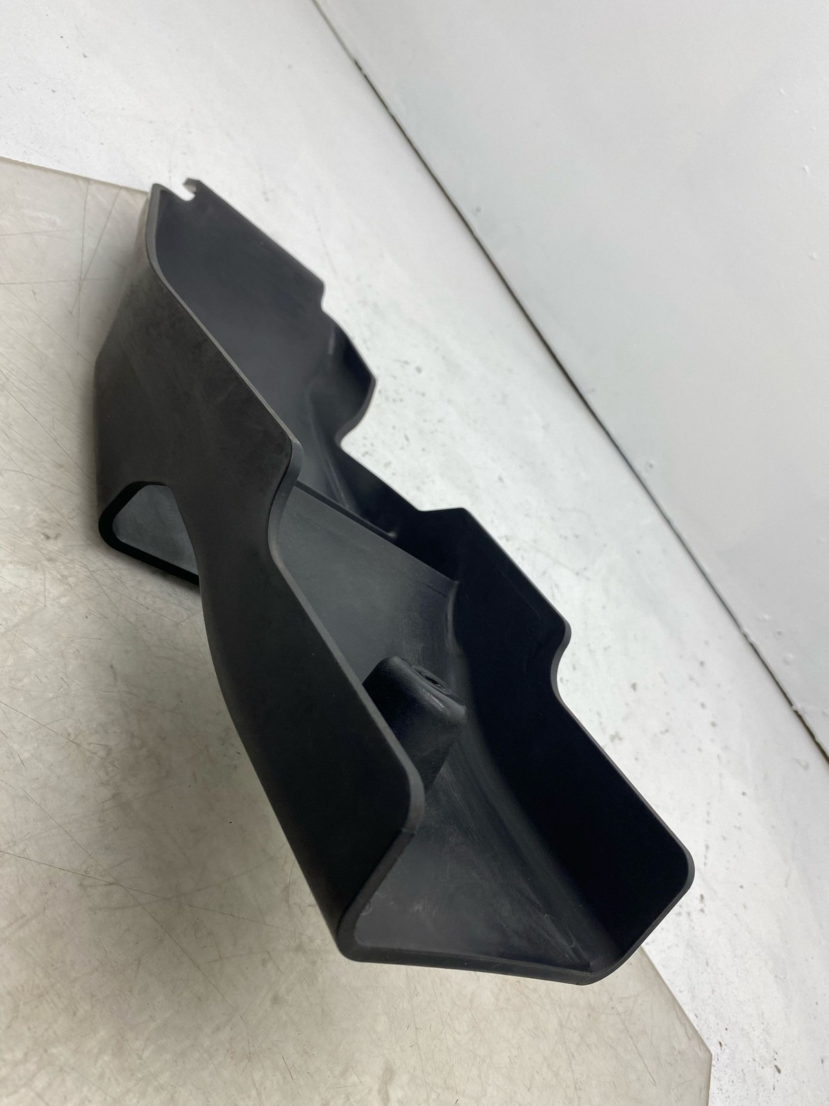 2010-2020 BENTLEY MULSANNE OEM REAR DIFFERENTIAL AXLE CARRIER DUCT GUIDE BRACKET