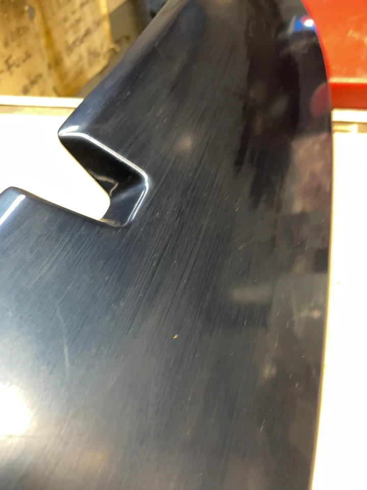 Alerón trasero montado en la cubierta azul OEM para Nissan Versa 2007-2012 Foto 3 de 4