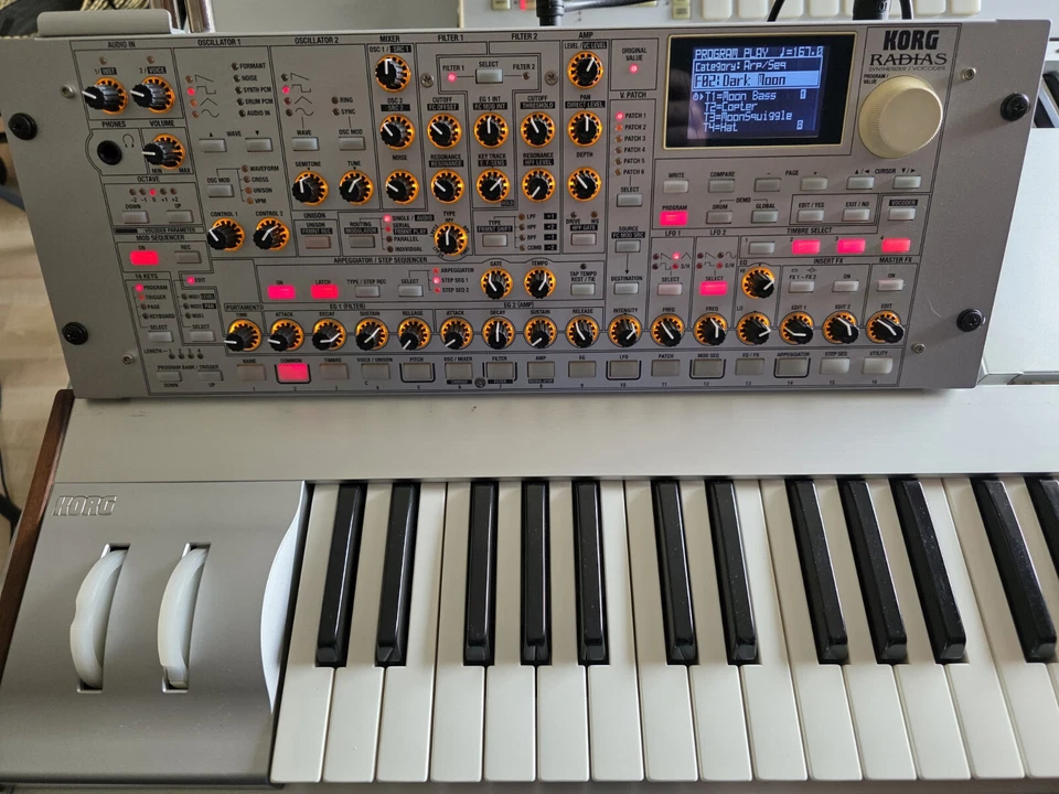 KORG Radias Synthesizer / Vocoder mit Original Ständer (Alu/Chrom) TOP Zustand - Bild 2 von 4