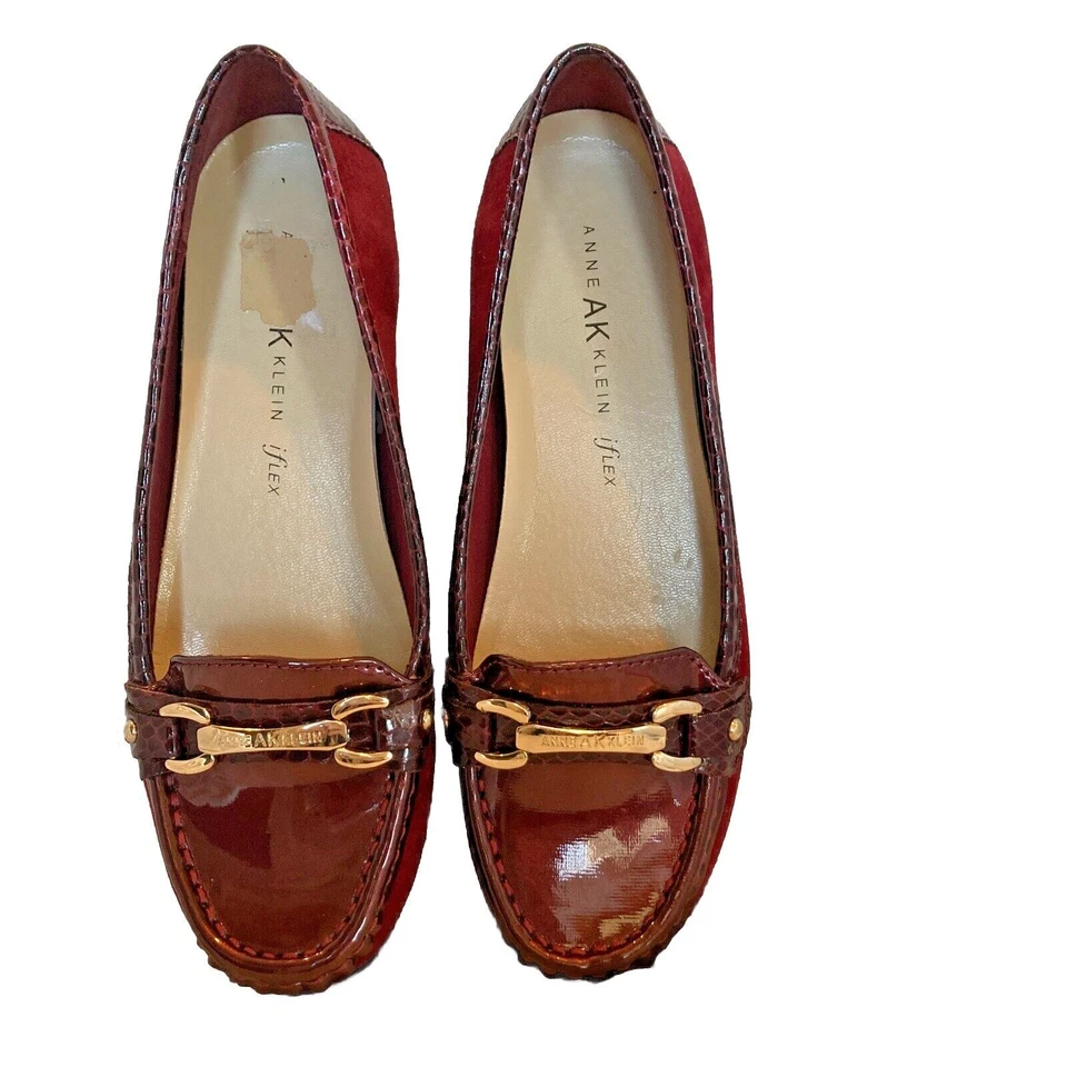 Mocasín Anne Klein Kolleen para mujer 6,5 Borgoña Zapato Mocasín plano con ribete de reptil Foto 3 de 4