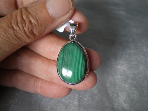Congolese Malachite oval pendant, 25.5 carats, in 4.2 grams 925 Sterling Silver - Picture 5 of 10