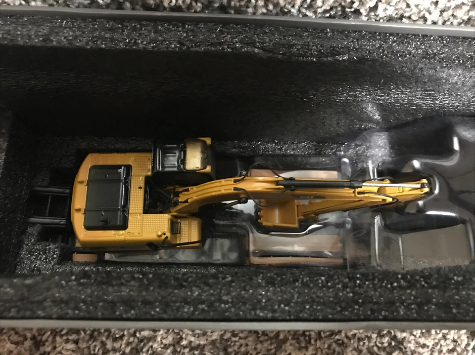 1:50 Diecast Masters International HX520 Semi w/Lowboy CAT 320DL Excavator NEW!! - Image 3 of 4