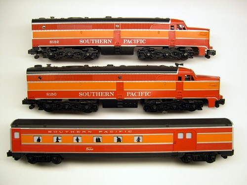 American Flyer Southern Pacific Daylight Set - A-B-A Diesels + 4 Passenger Cars - Picture 3 of 6