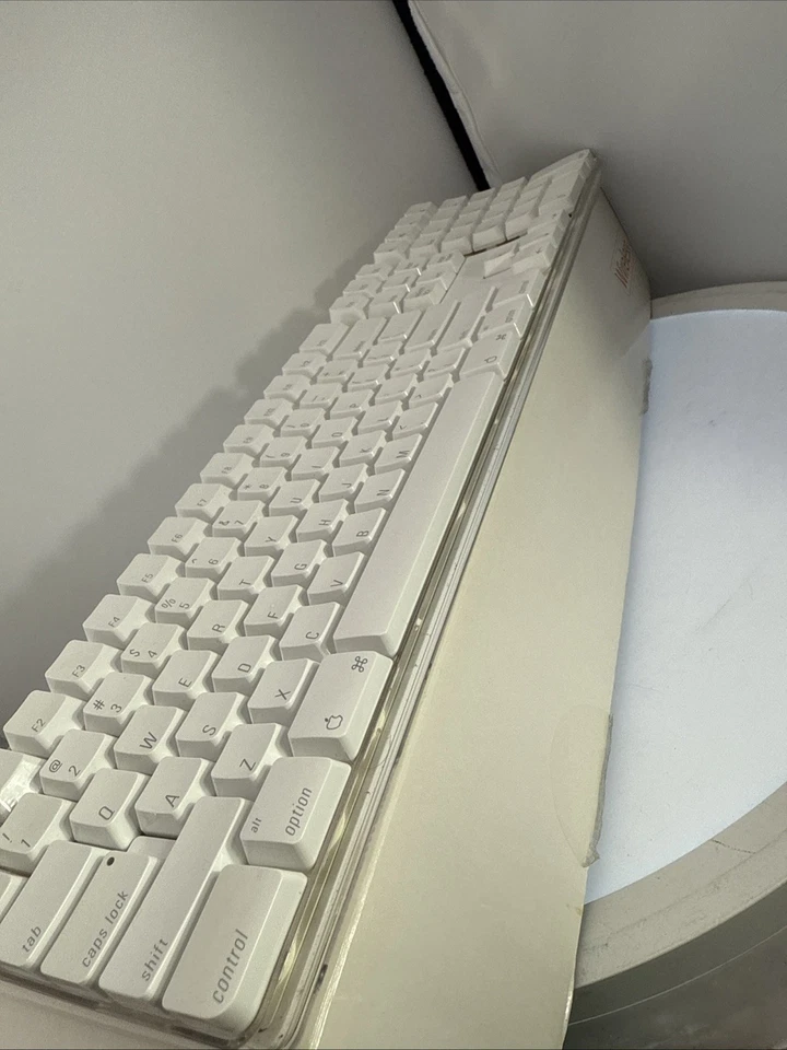 Apple A1016 Wireless Bluetooth Mechanical Keyboard White TESTED & CLEANED - Image 3 of 4