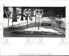 1985 Press Photo Barriers at Warrensville and Scottdale Rds. Shaker Heights Ohio