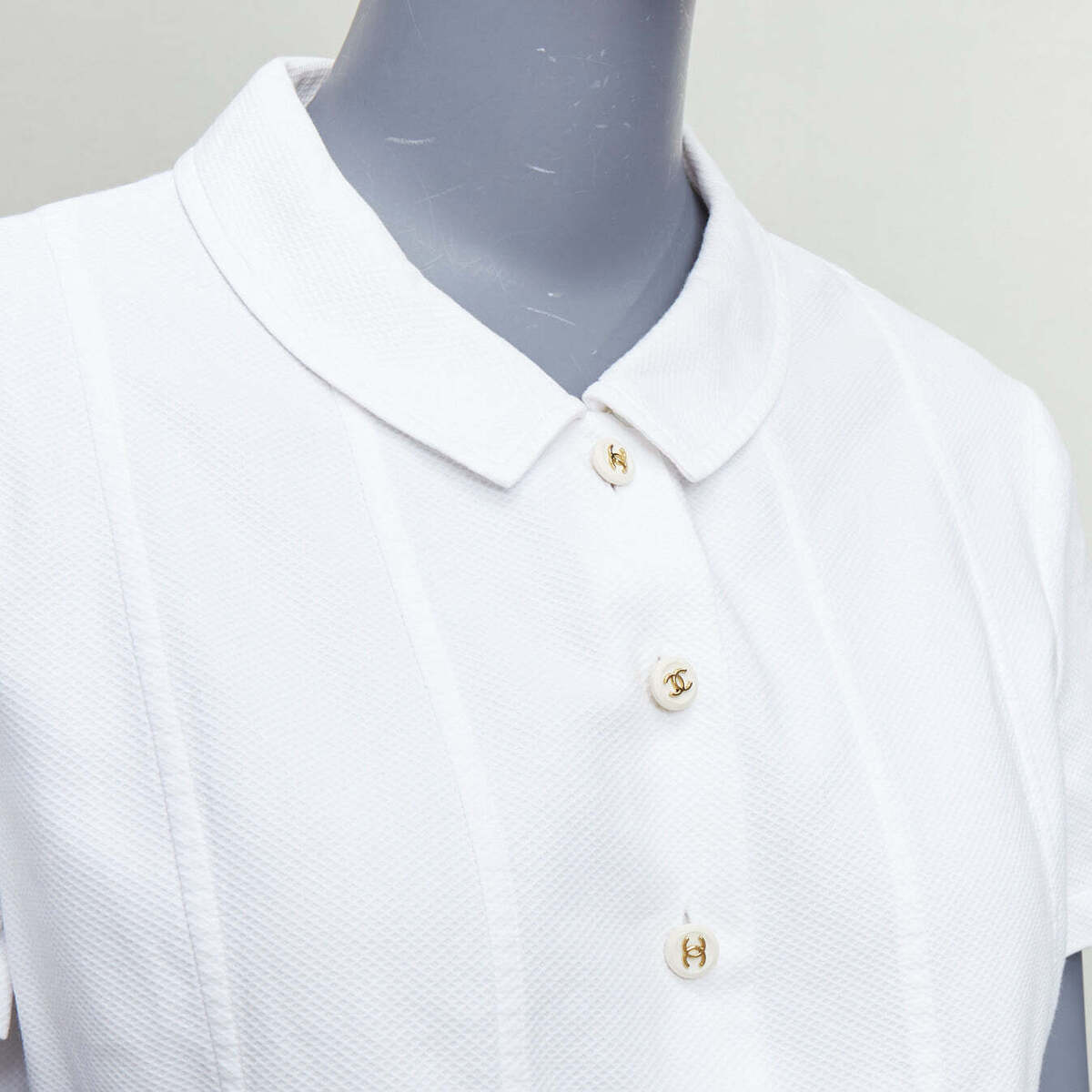 CHANEL Vintage 1990's white cotton gold CC logo button CHANEL Vintage 1990's white cotton gold CC logo button