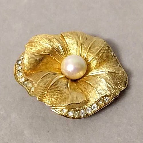 Christian Dior Vintage Gold Tone Flower Rhinestone Faux Pearl Brooch Pin w/ Box - Picture 12 of 19