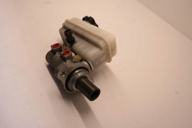 Cilindro maestro de freno Chevrolet Equinox 2011-17 Foto 3 de 4