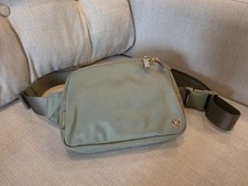 Lululemon Everywhere Belt Bag Large With Long Strap 2L - Bay Leaf