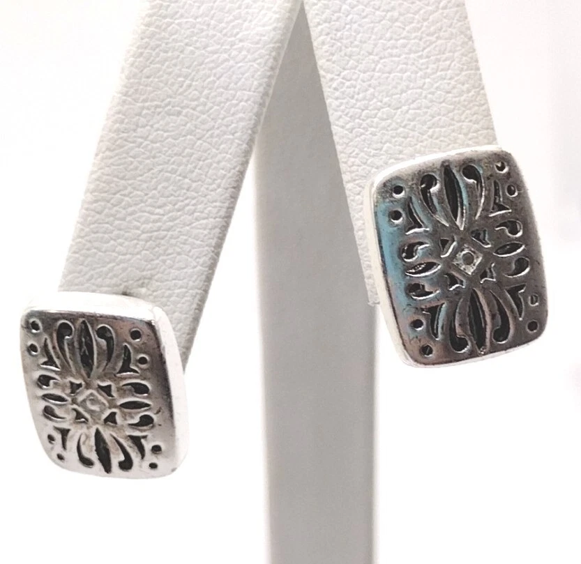 Aretes rectangulares de filigrana en tono plateado firmados por NAPIER de colección joyería Foto 3 de 4