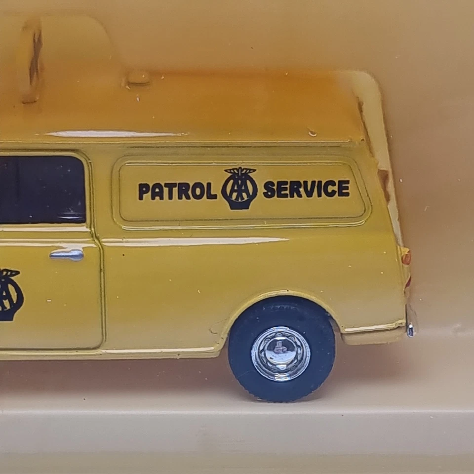 Vanguards Classic Commercial Vehicles AA Patrol Service Austin Mini Van 1:43 - Image 4 of 4