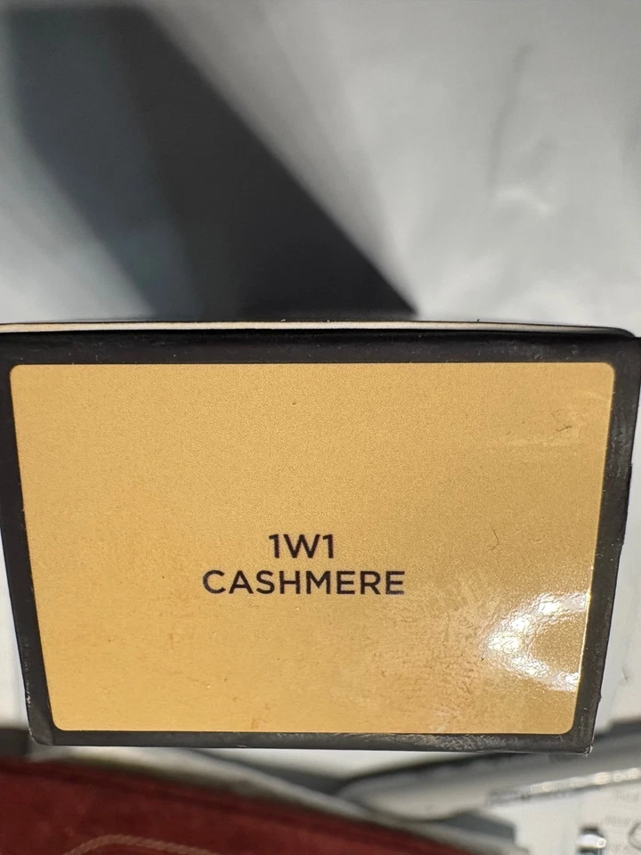 Laura Mercier Real Flawless Weightless Perfecting Foundation 1W1 CASHMERE - Image 2 of 2