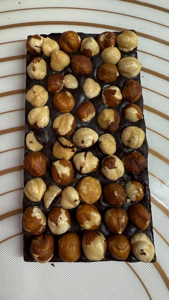 Barra de chocolate negro envasada con avellana crujiente asada, barra artesanal 100g. Foto 2 de 4