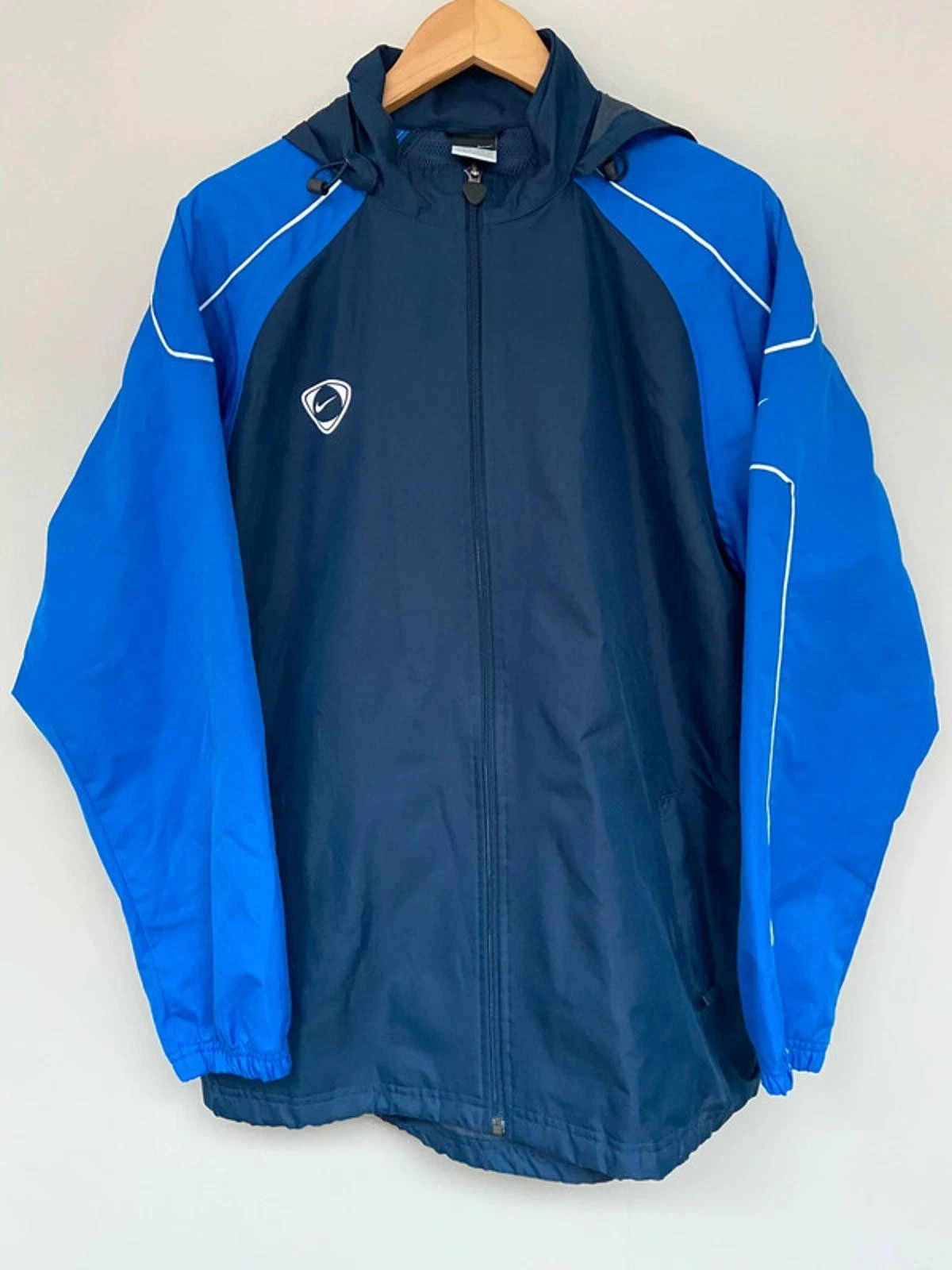 Vintage Nike men’s blue and navy hooded windbreaker medium