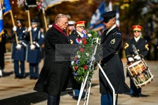 DONALD TRUMP LAYING WREATH AT TOMB OF THE UNKOWN SOLDIER 2025 4X6 POSTCARD PHOTO