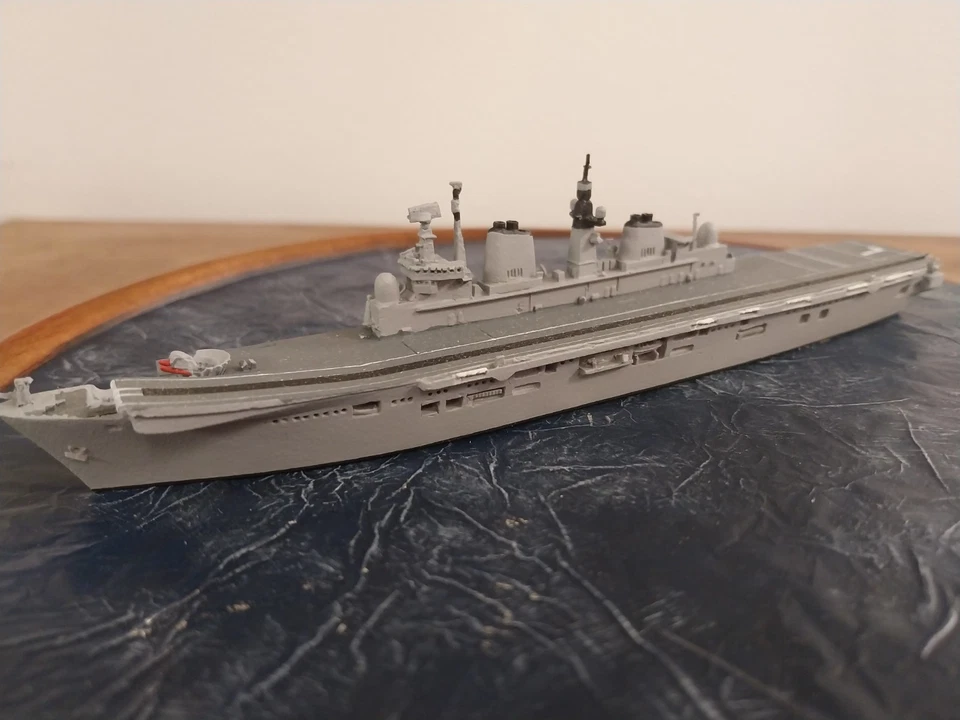 Albatros 1/1250 ship model HMS Illustrious aircraft carrier 1996 metal no base - Immagine 3 di 4