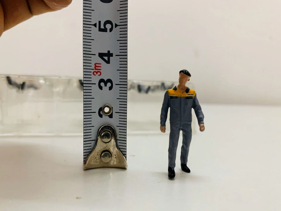 1:50 Scale Plastic Model Liebherr Engineering Worker Figure 3.7CM(1.45") 6 Pcs ! - Image 3 of 3
