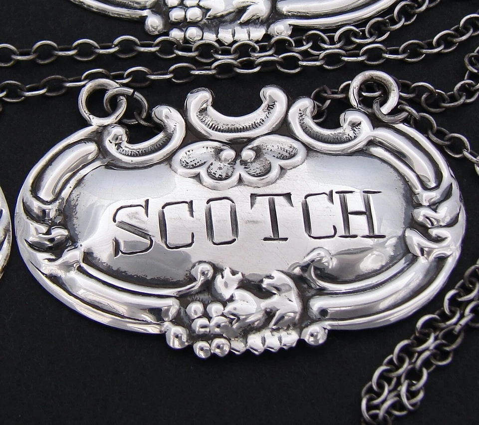 Etiquetas, etiquetas, tendrilos de desplazamiento vintage de botellas de licor de plata esterlina americana Foto 4 de 4