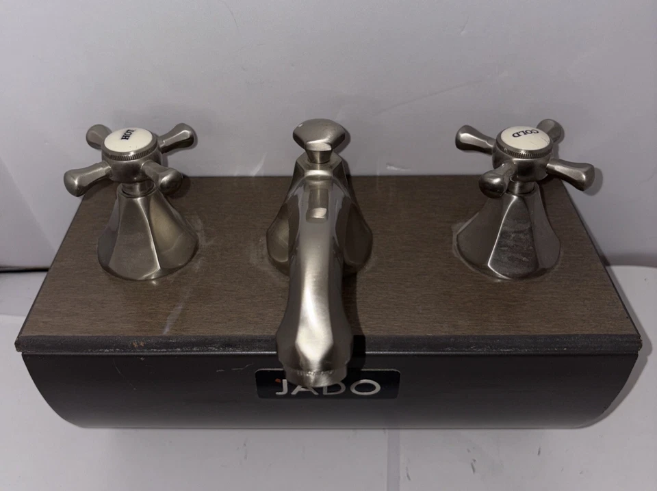 Grifo de baño de níquel Jado en exhibición de tienda frío caliente Foto 2 de 4