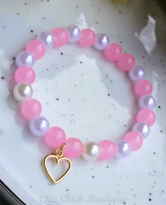 Handgefertigtes Perlenarmband ''Rouge Herz'' mit goldenem Herz Charm Anhänger rosa