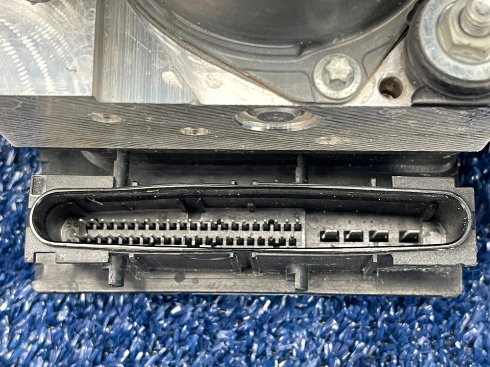 Módulo de bomba ABS Infiniti EX35 FX35 G37 2008-2013 OEM Foto 3 de 4