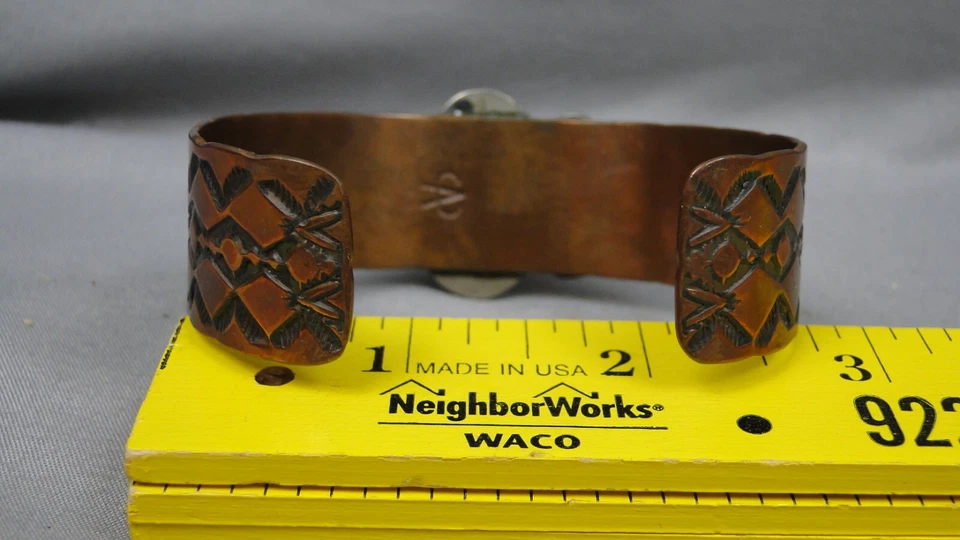 Brazalete de piedra coral ovalado rojo grabado en cobre estampado hecho a mano Foto 4 de 4