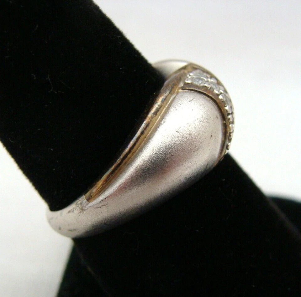 Anillo abovedado de plata de ley con piedras transparentes y adornos de bronce talla 7,5 Foto 3 de 4