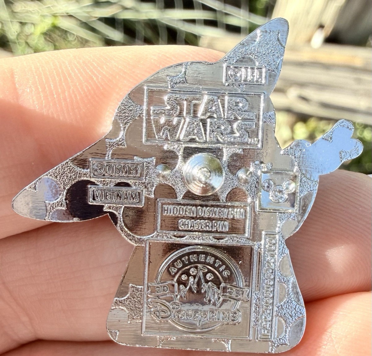 2025 Disney Hidden Mickey Pin Green Color Story Grogu Chaser Wave