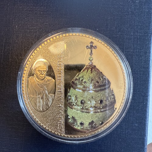 Tiara Papalis Benedikt XVI Münze PP vergoldet mit roten Granaten - Bild 2 von 2