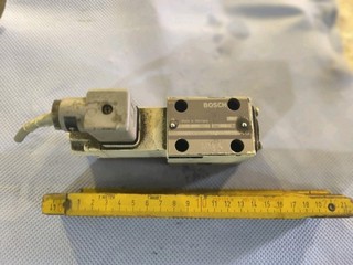 Bosch Hydraulikventil 4/2 Wegeventil 0 810 090 106