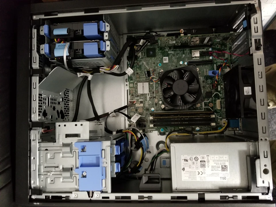 Dell PowerEdge T130,4x3.5",1xE3-1270v6,16GB,2x300GB SSD 2x4TB SAS,H330,with OS. - Image 3 of 3