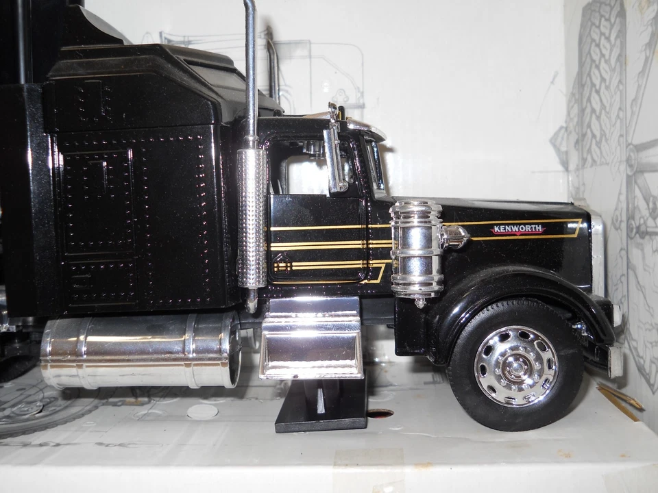 1:32 KENWORTH  LONG HAULER Collection 1:32 - Immagine 2 di 4