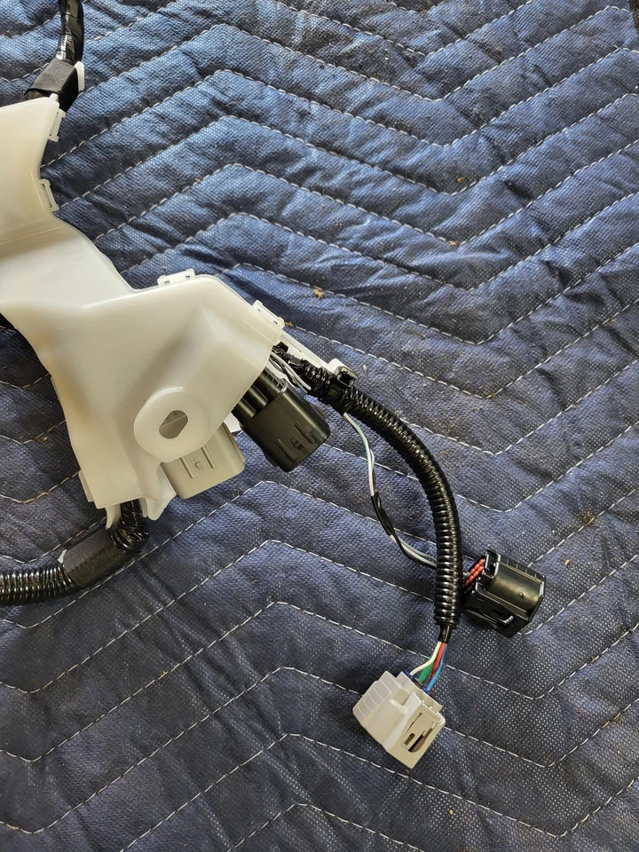 Arnés de cableado de piso de carrocería derecha Toyota Venza 2021 2,5 L usado OEM 821614DN30 21-22 Foto 4 de 4